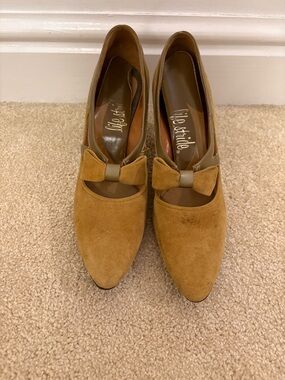 Life Stride Women's Suede Bow Pointed-Toe Heels in Camel vintage